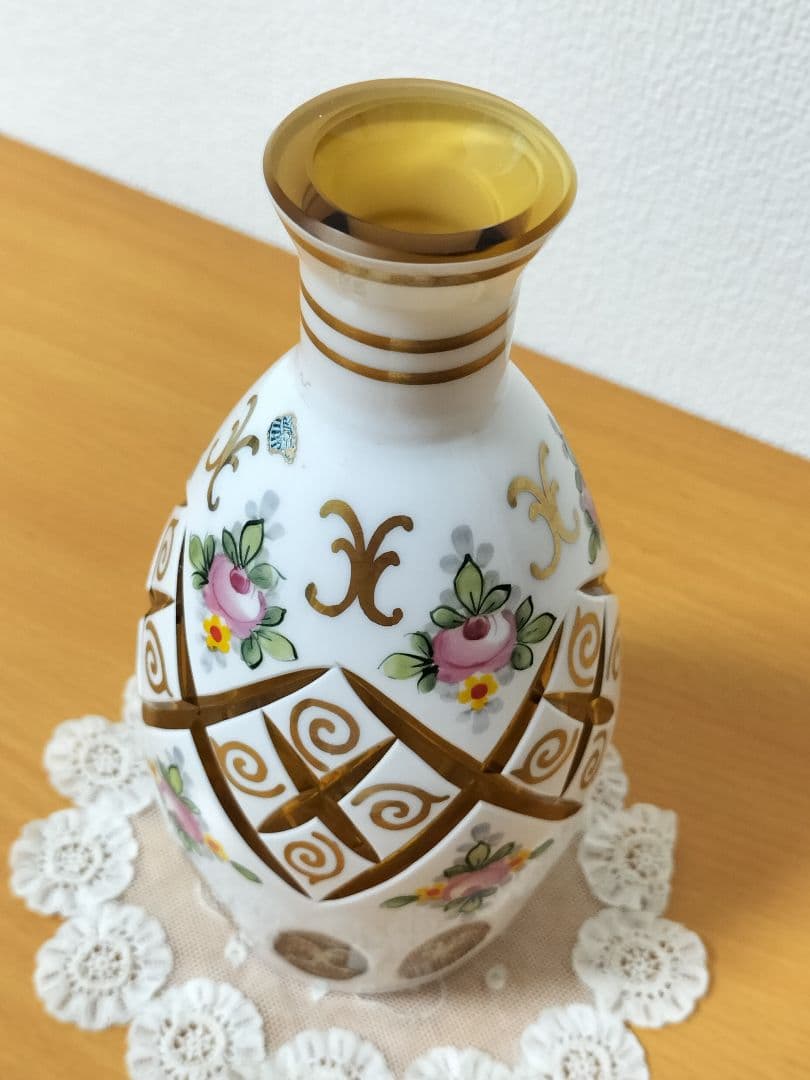 ボヘミアングラス 色被せガラス 乳白色 切子 薔薇 花瓶 フラワーベース