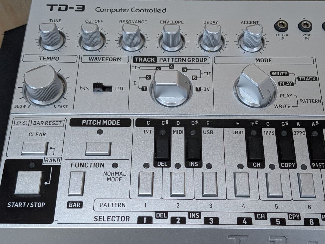 Behringer TD-3 アナログベースシンセ TB-303クローン 美品