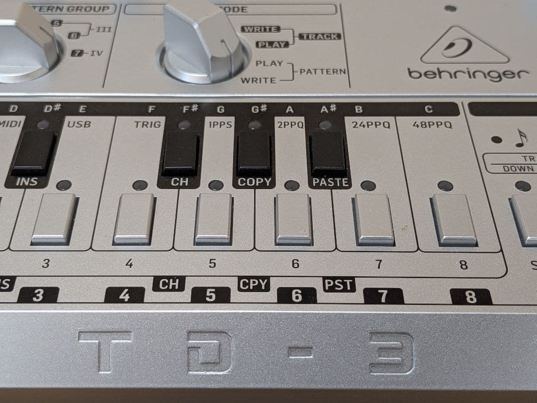 Behringer TD-3 アナログベースシンセ TB-303クローン 美品