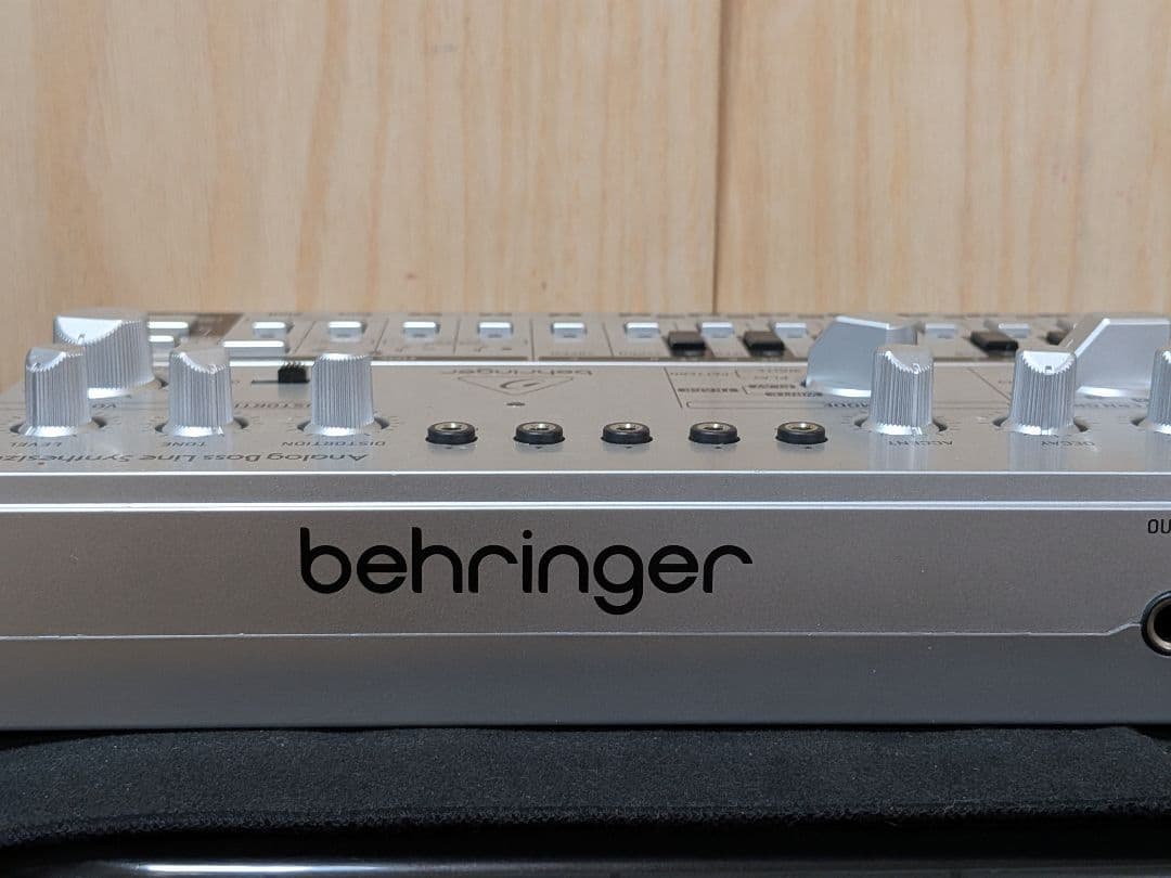 Behringer TD-3 アナログベースシンセ TB-303クローン 美品