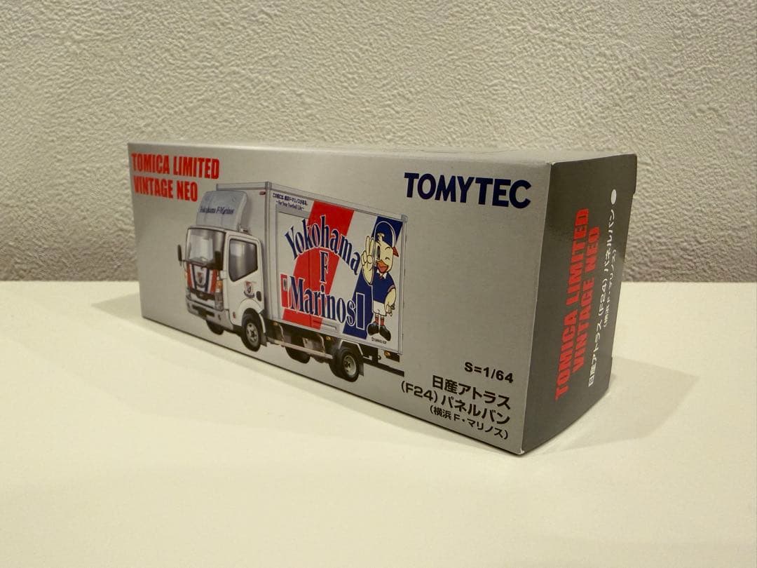 （新品）トミカリミテッドヴィンテージネオ　日産アトラスパネルバン　マリノス仕様