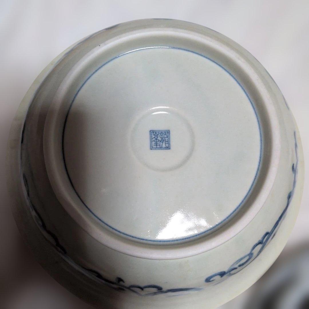 青と白の模様の陶器の器