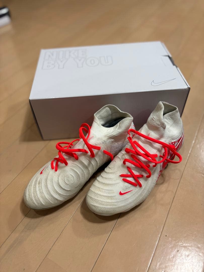Nike By You ホワイト/レッド スパイク