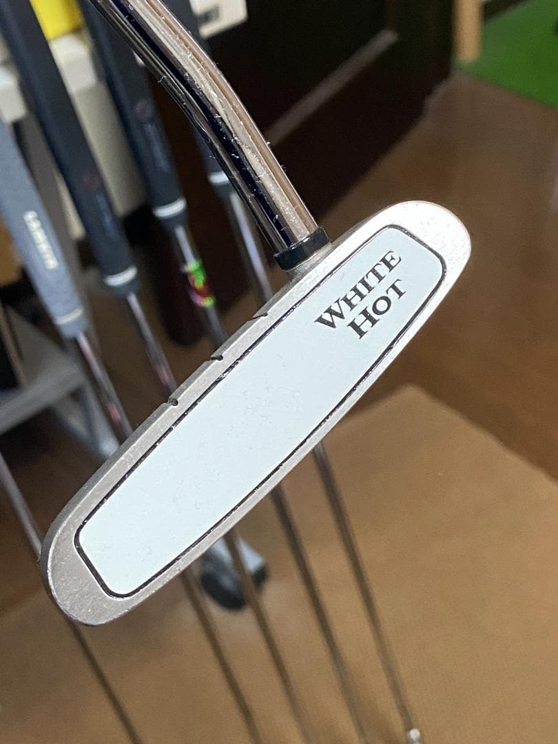 名器 ODYSSEY WHITE HOT ROSSIE 33インチ 純正カバー付