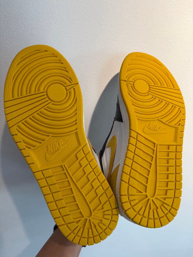 NIKE エアジョーダン1レトロハイOG ブラックトゥ/イエローオークル