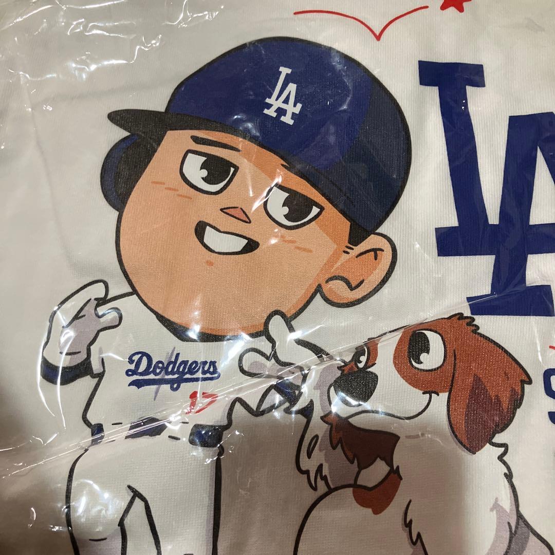 Shohei Ohtani とデコピン　ドジャースTシャツ