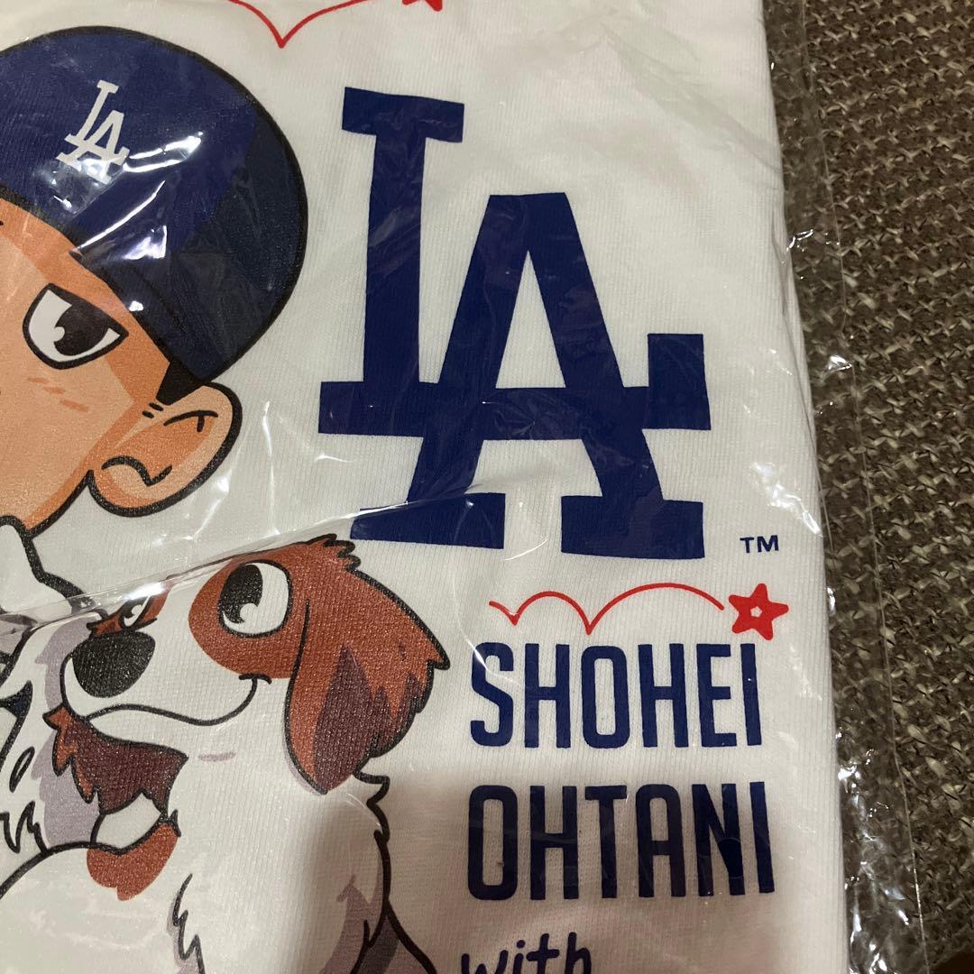 Shohei Ohtani とデコピン　ドジャースTシャツ