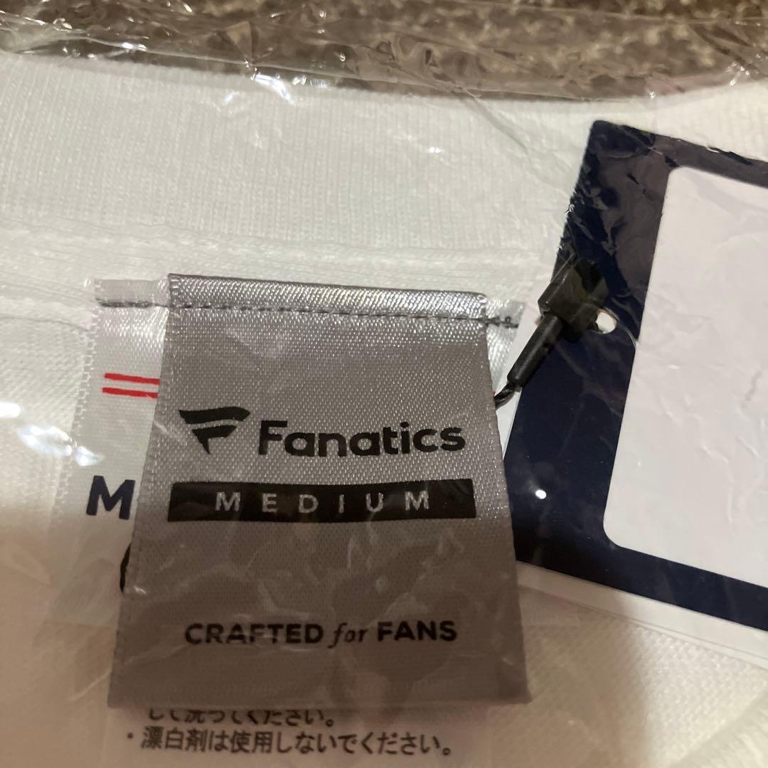Shohei Ohtani とデコピン　ドジャースTシャツ