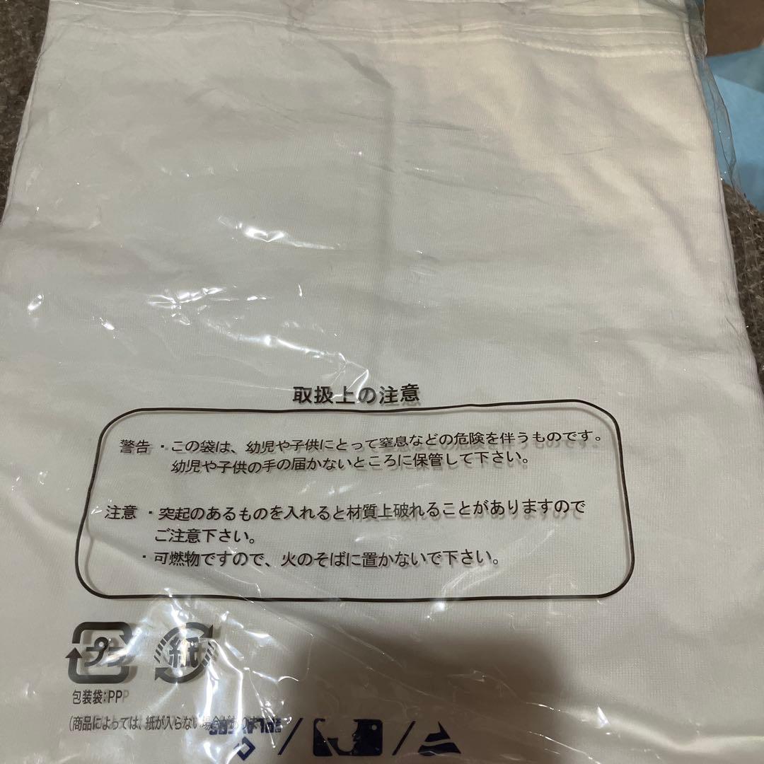 Shohei Ohtani とデコピン　ドジャースTシャツ