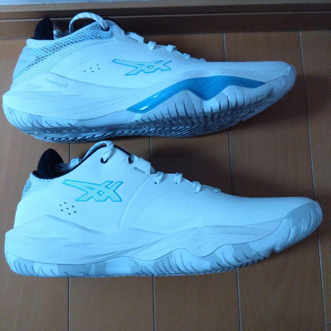 ASICS NOVA SURGE LOWバスケシューズ ホワイト/ブルー