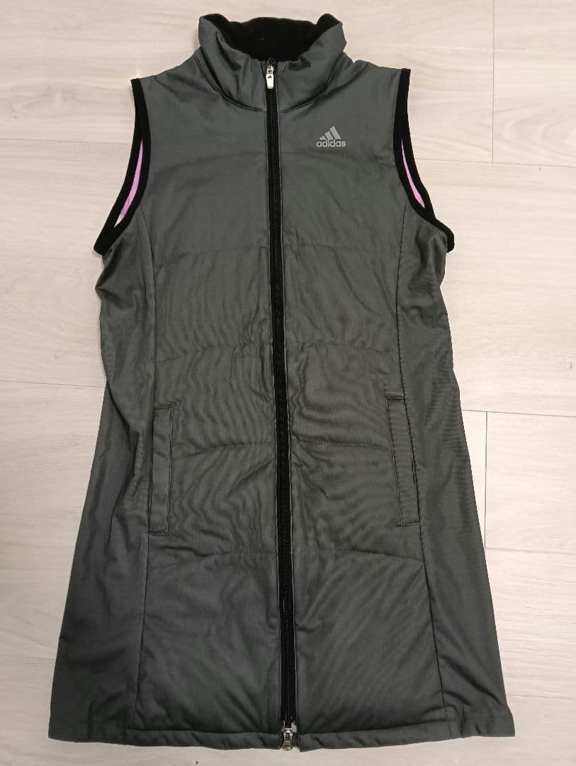 adidas 赤いキャップ