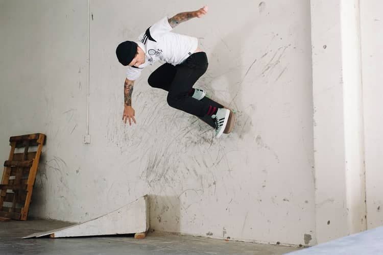 美品　adidas x welcome skateboards ゲームシャツ
