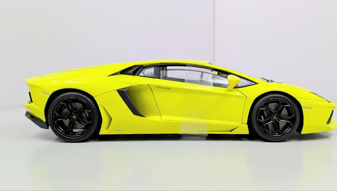ミニカー 1/18 ウイリー　ランボルギーニ　アヴェンタドール　 LP700-4