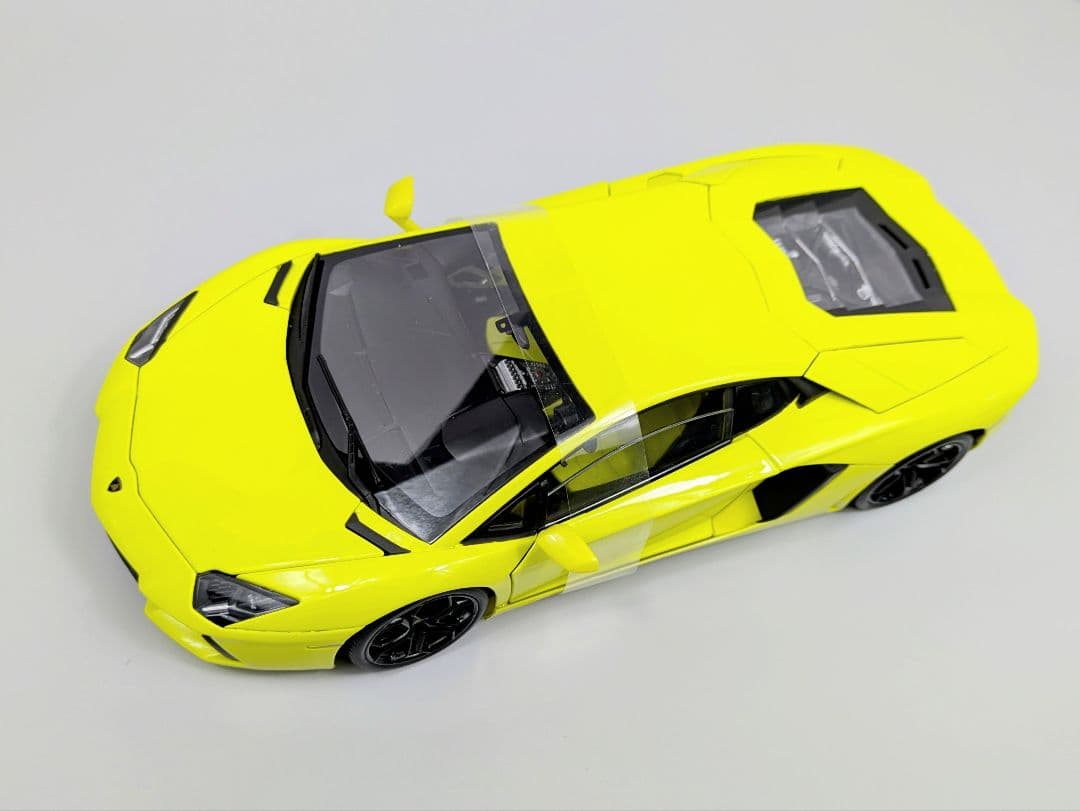 ミニカー 1/18 ウイリー　ランボルギーニ　アヴェンタドール　 LP700-4