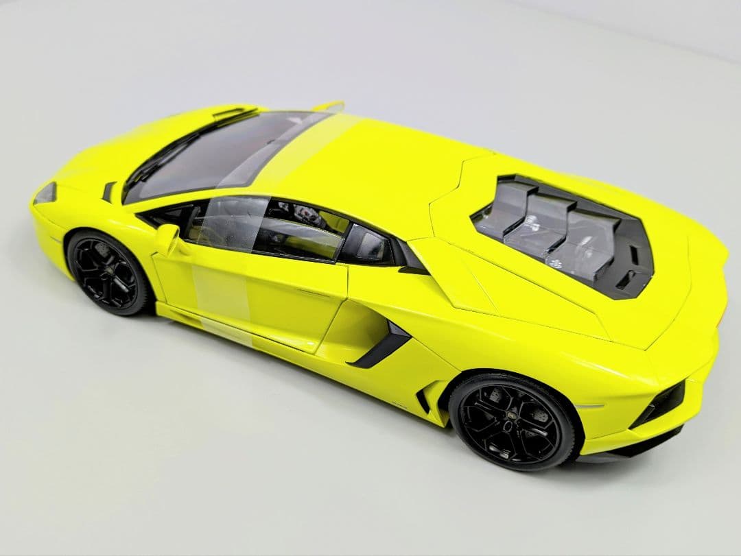 ミニカー 1/18 ウイリー　ランボルギーニ　アヴェンタドール　 LP700-4