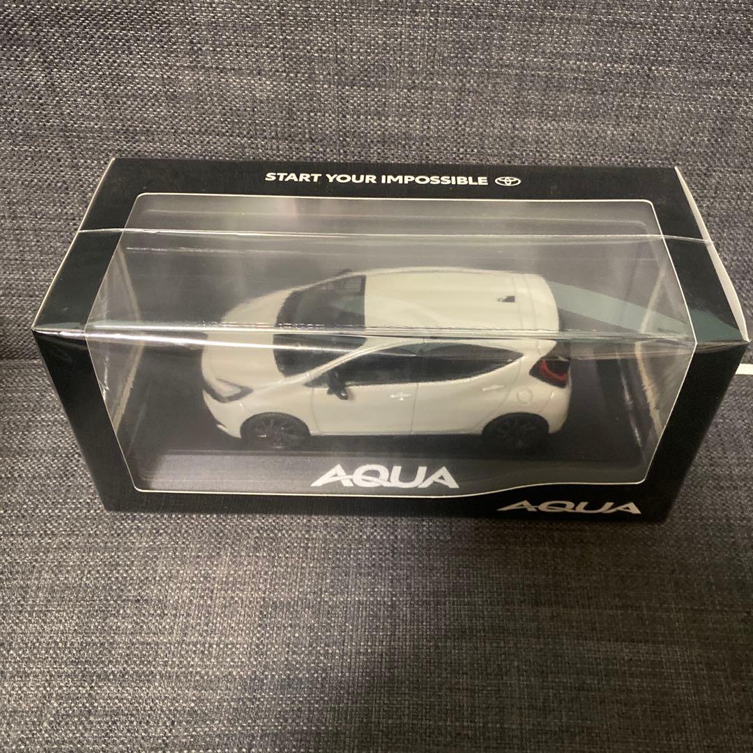 新型アクア　ミニカー　プラチナホワイトパールマイカ