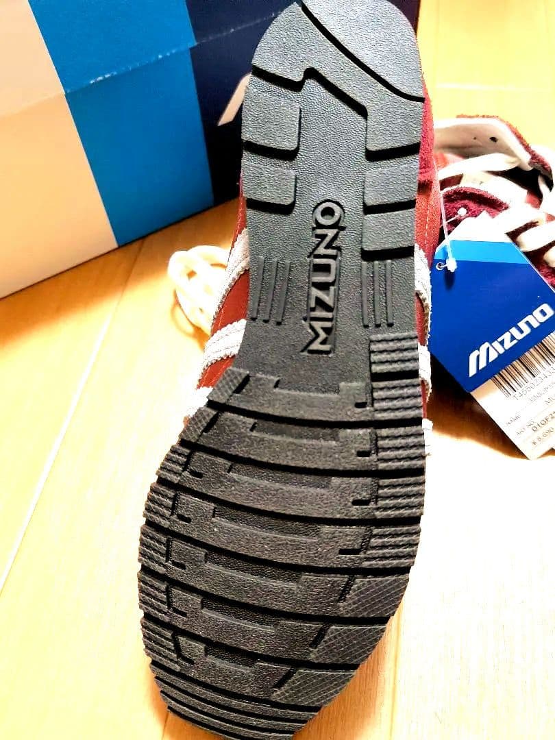 【新品未使用タグ付き】ミズノスポーツシューズ　男女兼用　赤22.5センチ