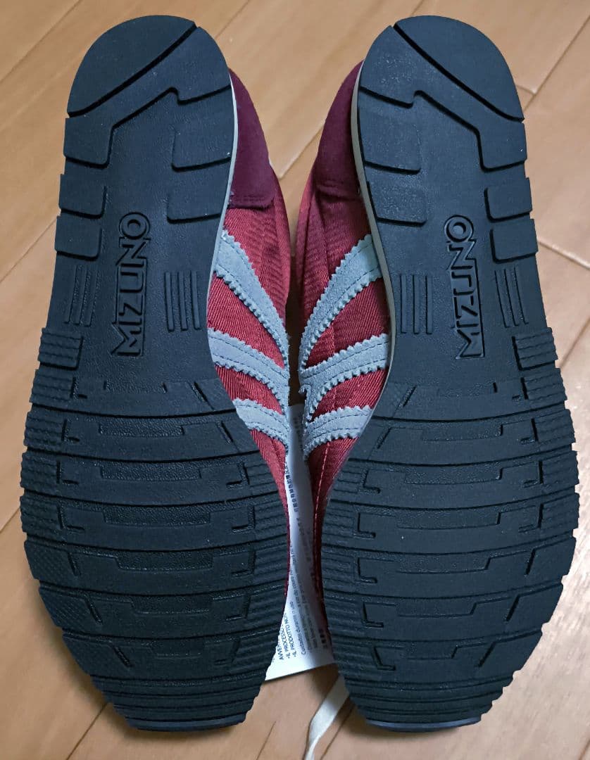 【新品未使用タグ付き】ミズノスポーツシューズ　男女兼用　赤22.5センチ