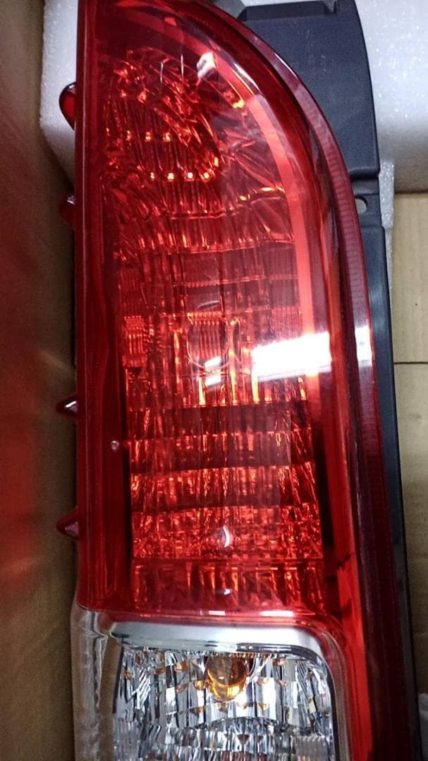 s*o様 200系ハイエースバン S-GL 純正クリスタルコンビテール 左右 新