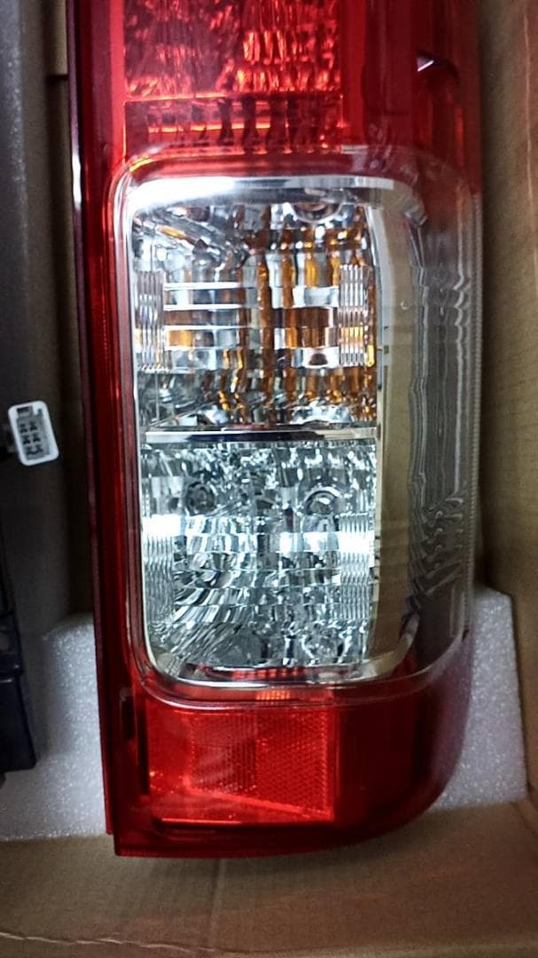 s*o様 200系ハイエースバン S-GL 純正クリスタルコンビテール 左右 新