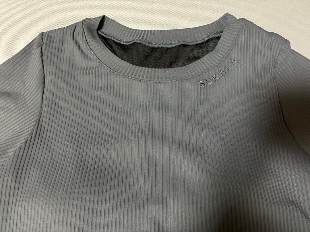 【SUKALA】カップ付きバックベントTee チャコール Lサイズ