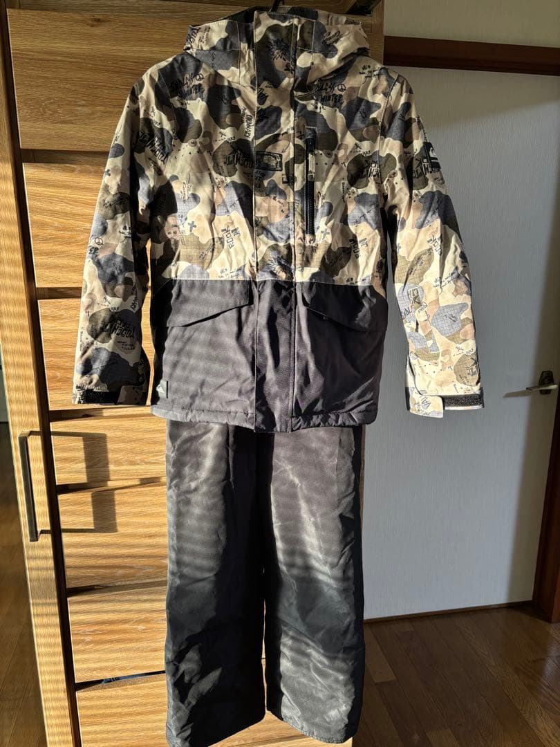 Quiksilver 子ども用スノーボードウェア上下セット