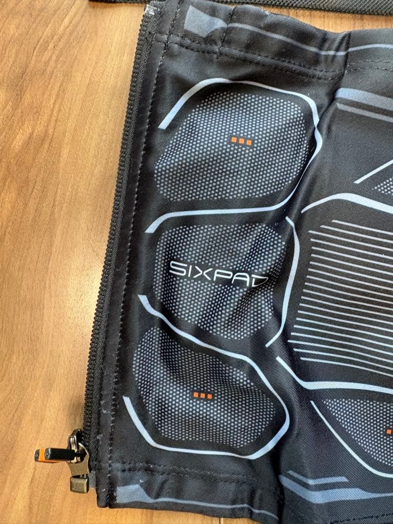 SIXPAD 電気刺激トレーニングデバイス ハードケース付き