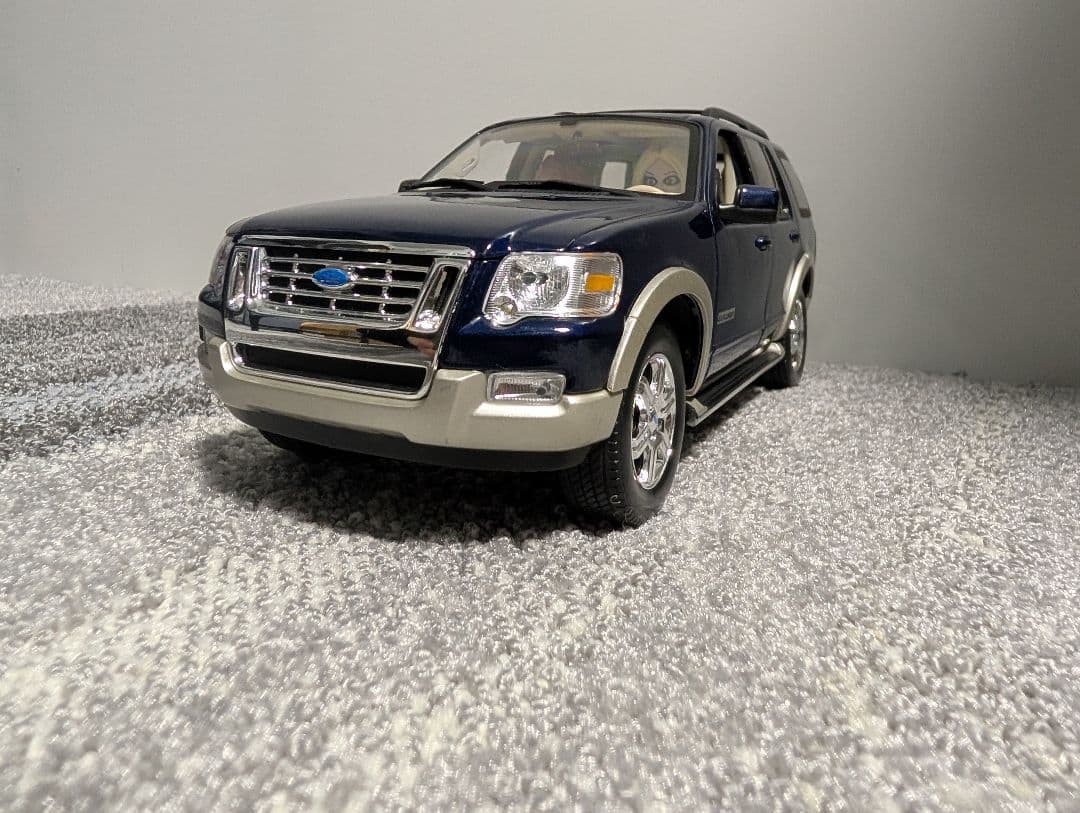 1/18 フォード FORD エクスプローラーExplorer 　ミニカー