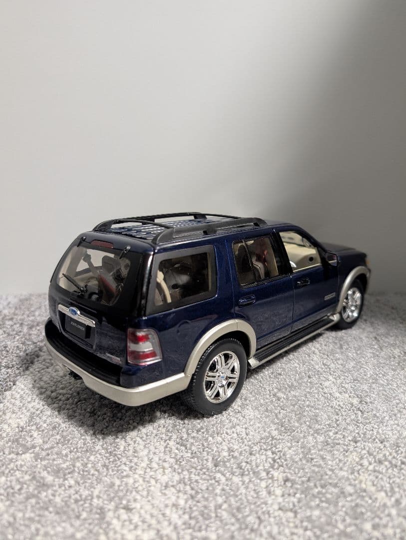 1/18 フォード FORD エクスプローラーExplorer 　ミニカー