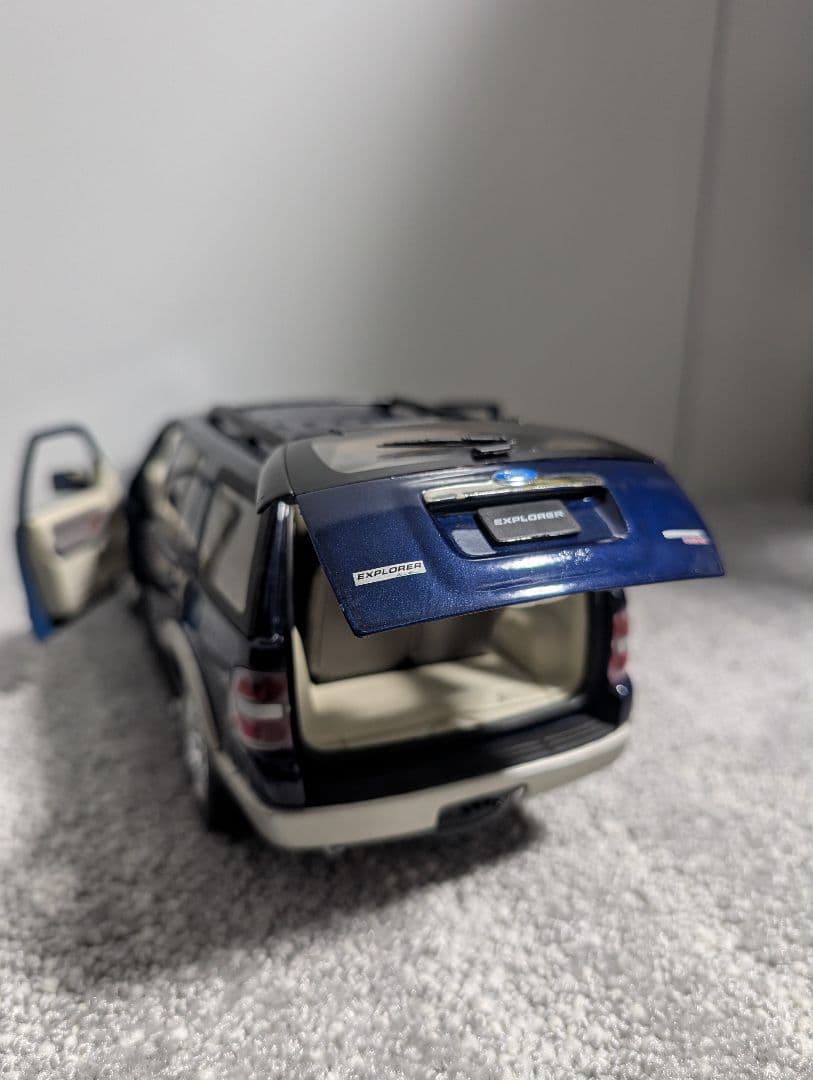 1/18 フォード FORD エクスプローラーExplorer 　ミニカー