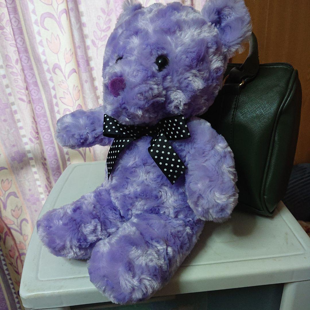 紫色のクマ型ぬいぐるみ