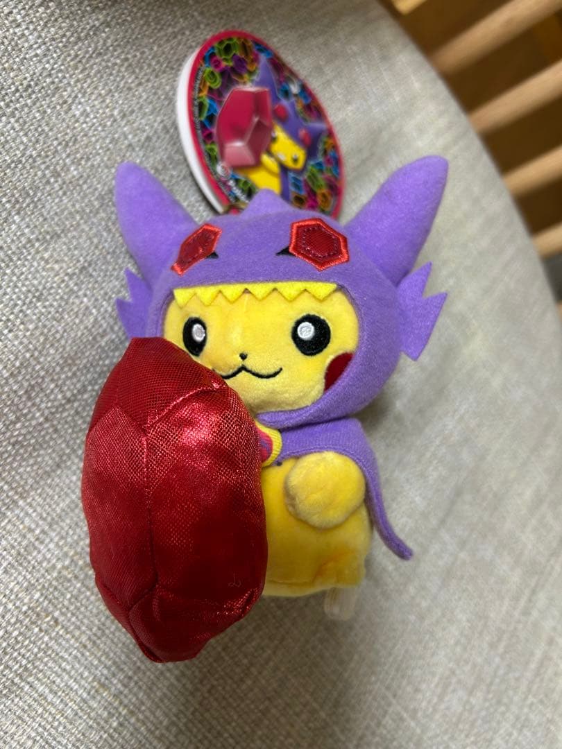 メガヤミラミのポンチョを着たピカチュウ　ぬいぐるみキーホルダー