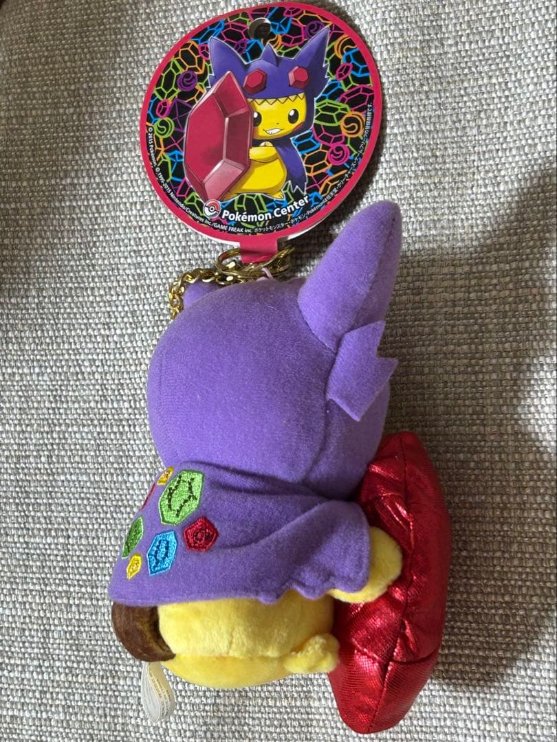 メガヤミラミのポンチョを着たピカチュウ　ぬいぐるみキーホルダー