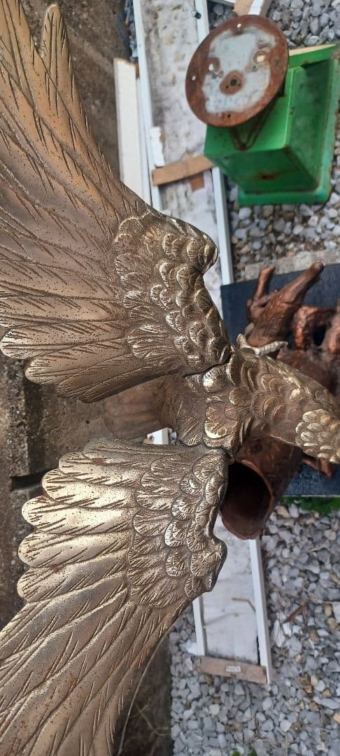 リアルな鷲の金属製彫刻