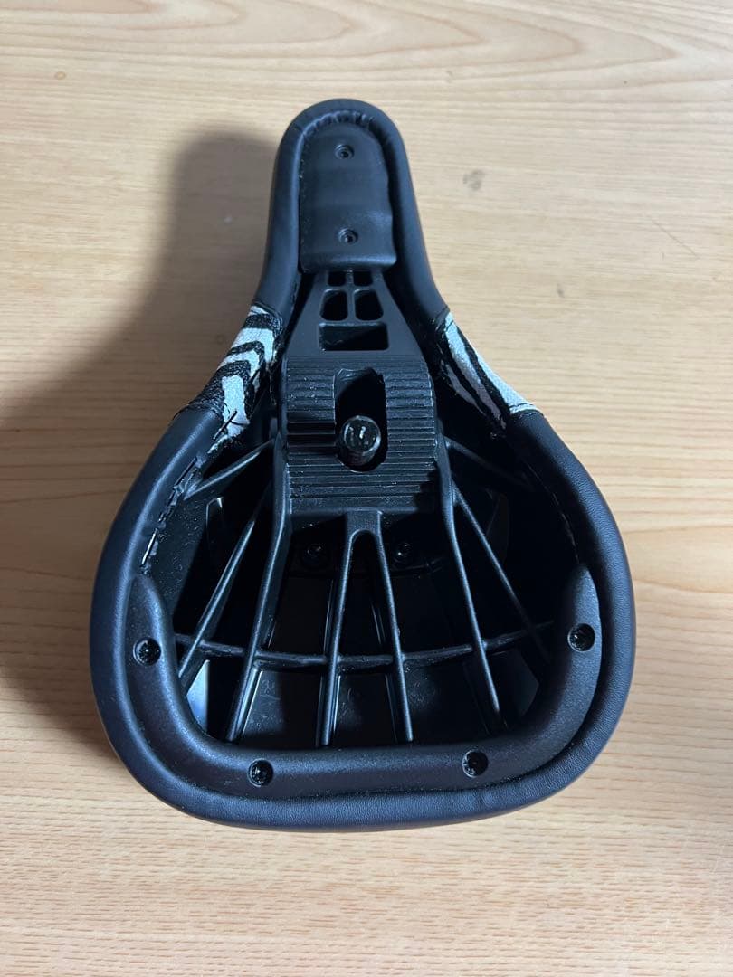 BMXシットFIEND REYNOLDS V2 PIVOTAL SEAT