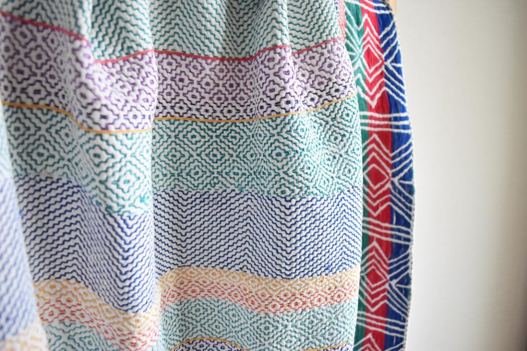 【寒波SALE】繊細でユニーク　貴重な全面刺繍のヴィンテージカンタキルト