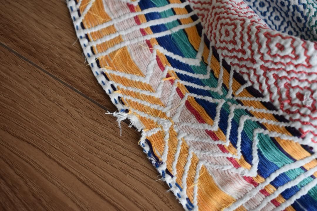 【寒波SALE】繊細でユニーク　貴重な全面刺繍のヴィンテージカンタキルト