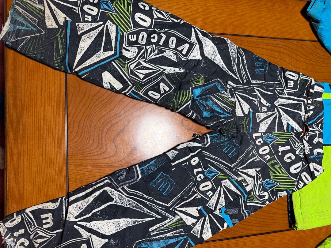 VOLCOM 子供用スノーボードウェアセット
