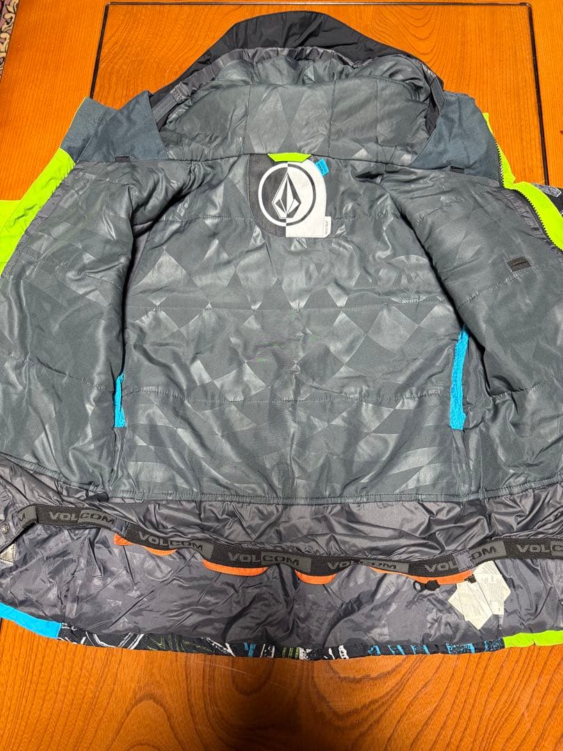VOLCOM 子供用スノーボードウェアセット
