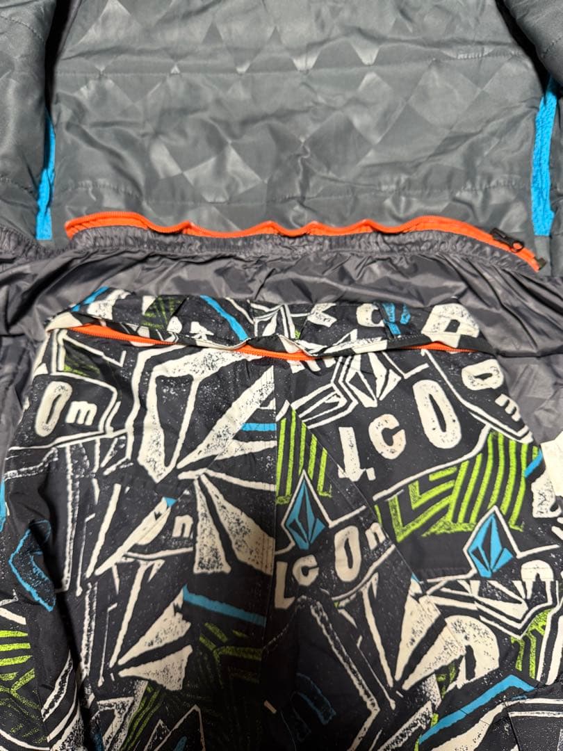 VOLCOM 子供用スノーボードウェアセット