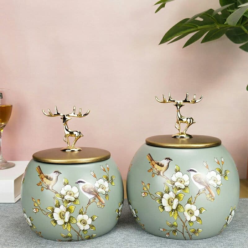 陶磁器の貯蔵タンクの置物の鍵はキャンディー缶の茶葉の缶を収納します