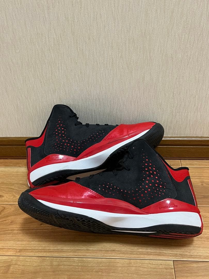 【未使用に近い】adidasバスケットシューズ・ハイカット赤/黒 軽量