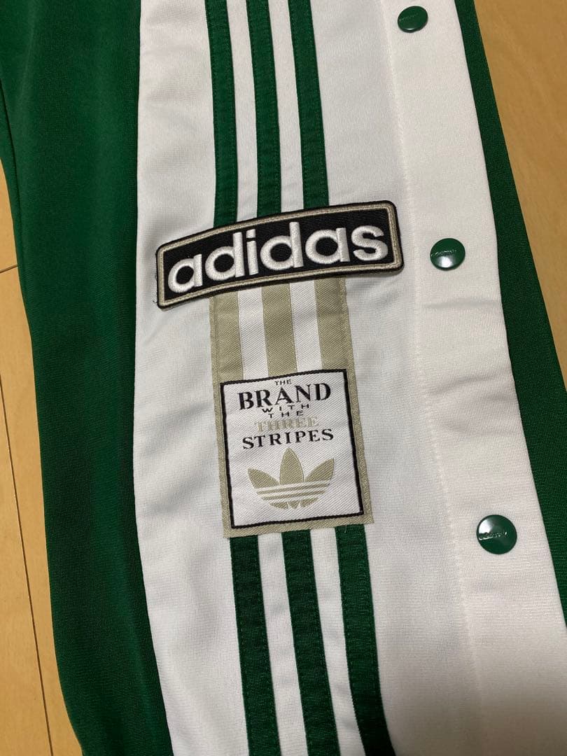 adidas 緑色 ジャージパンツ サイドストライプ