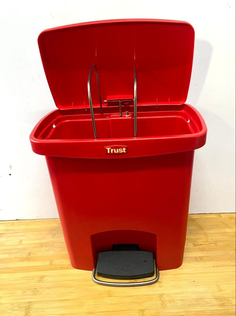 Trust ステップオンコンテナ 20L 赤
