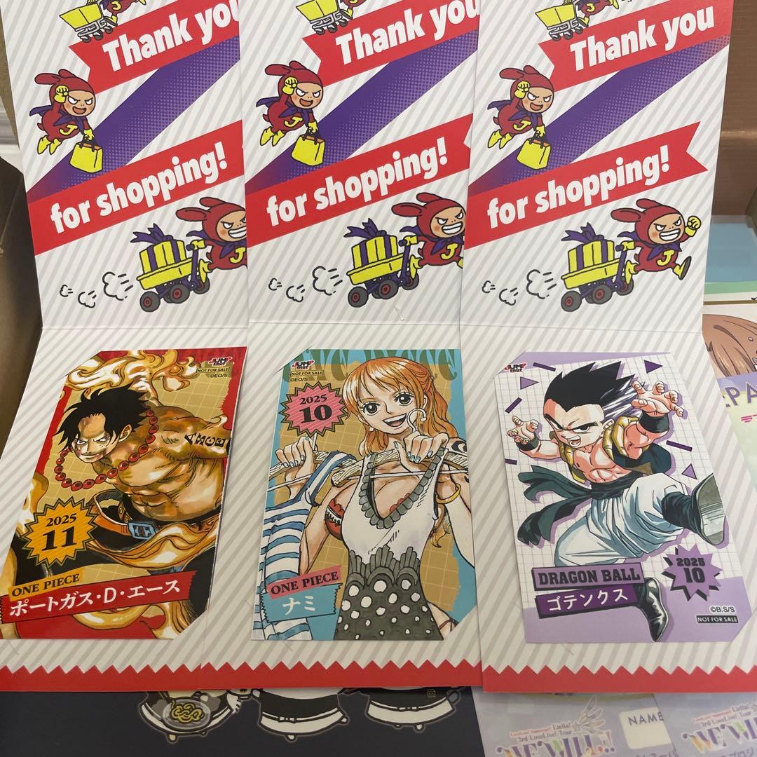 アニメグッズ　大量　まとめ売り　紙類・薄物　約200点