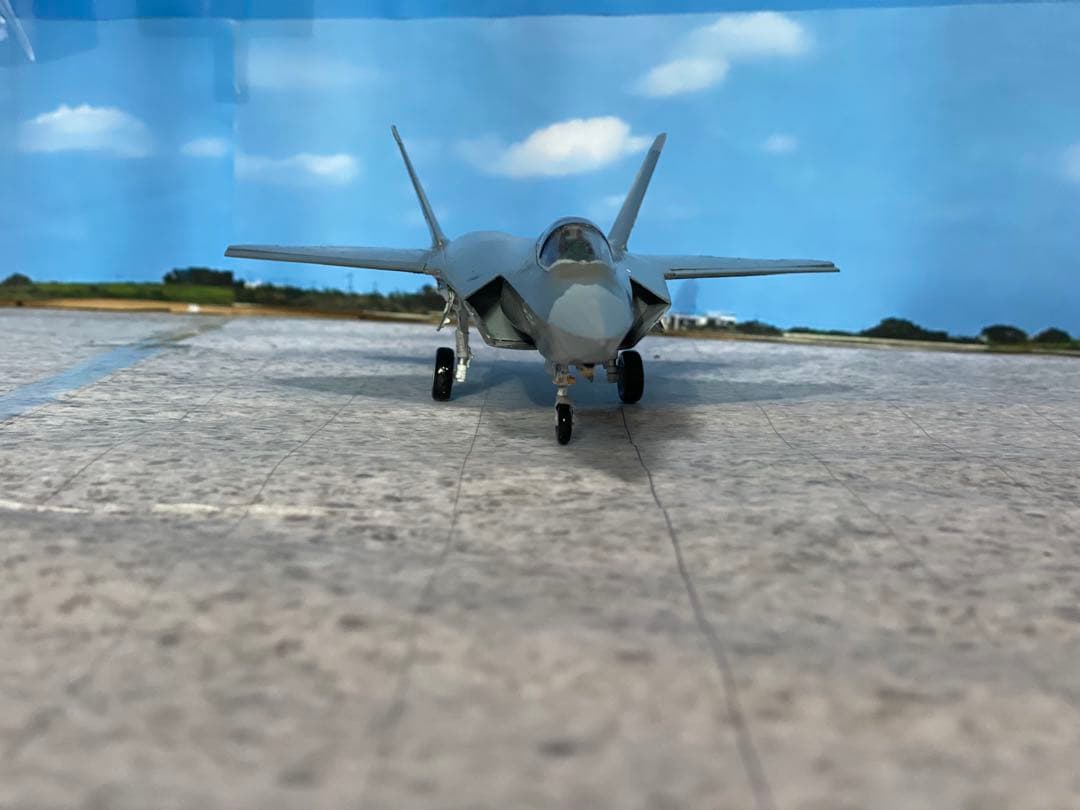 特別価格　J-35 戦闘機　1/72スケールプラモデル完成品