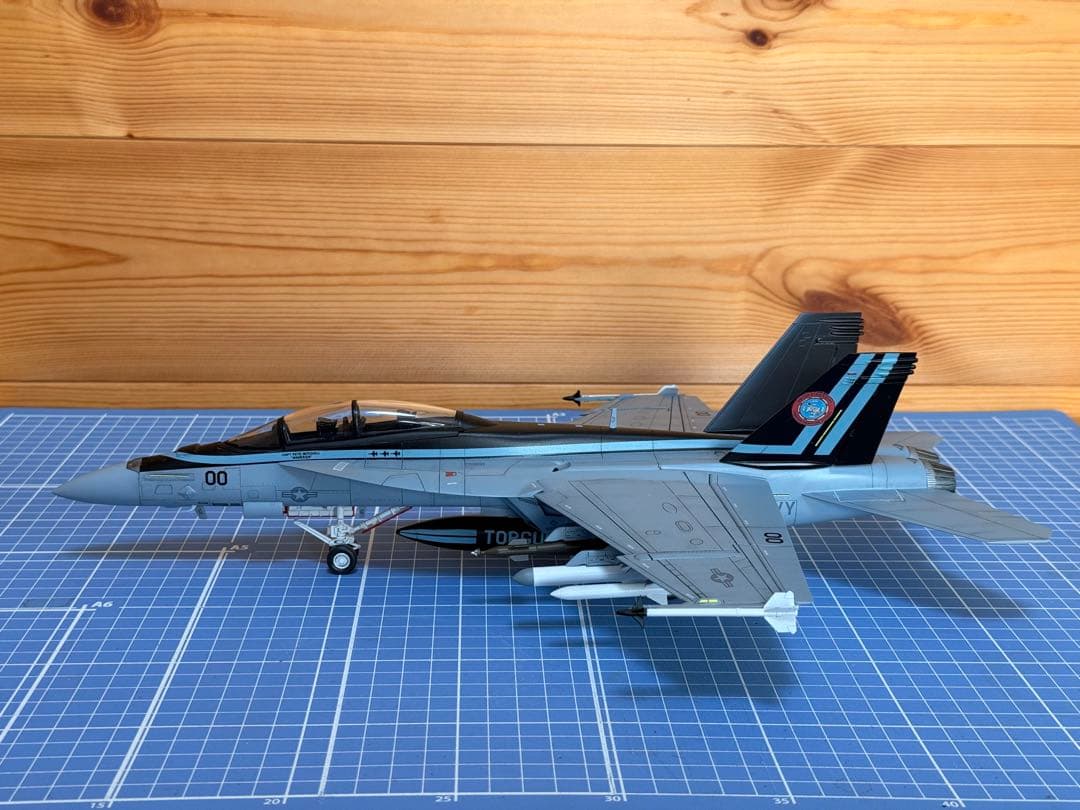 イタレリ　1/48 F18F スーパーホーネット　トップガン仕様完成品