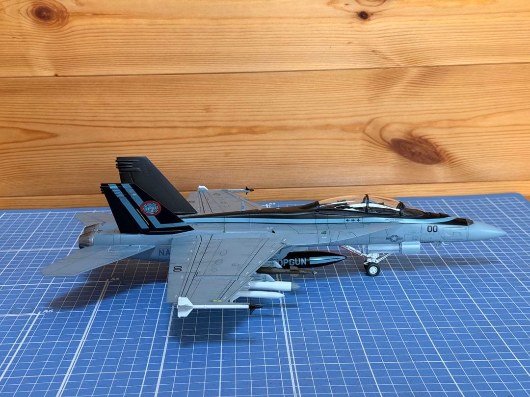 イタレリ　1/48 F18F スーパーホーネット　トップガン仕様完成品