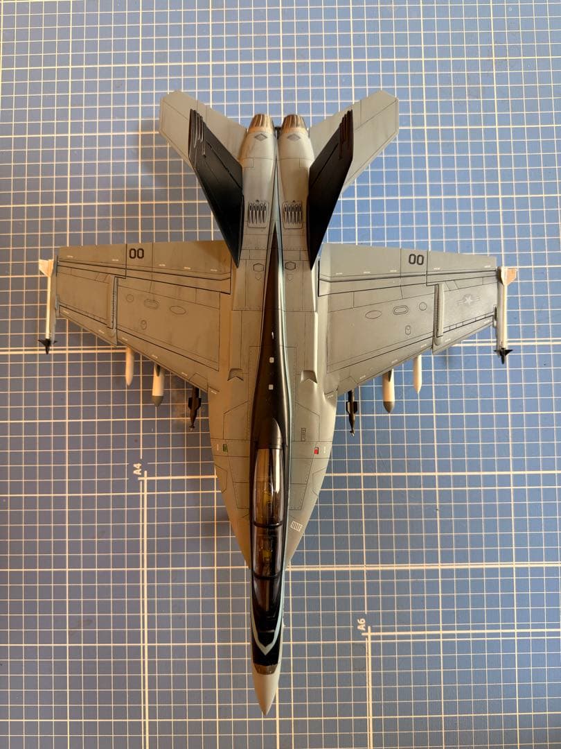 イタレリ　1/48 F18F スーパーホーネット　トップガン仕様完成品