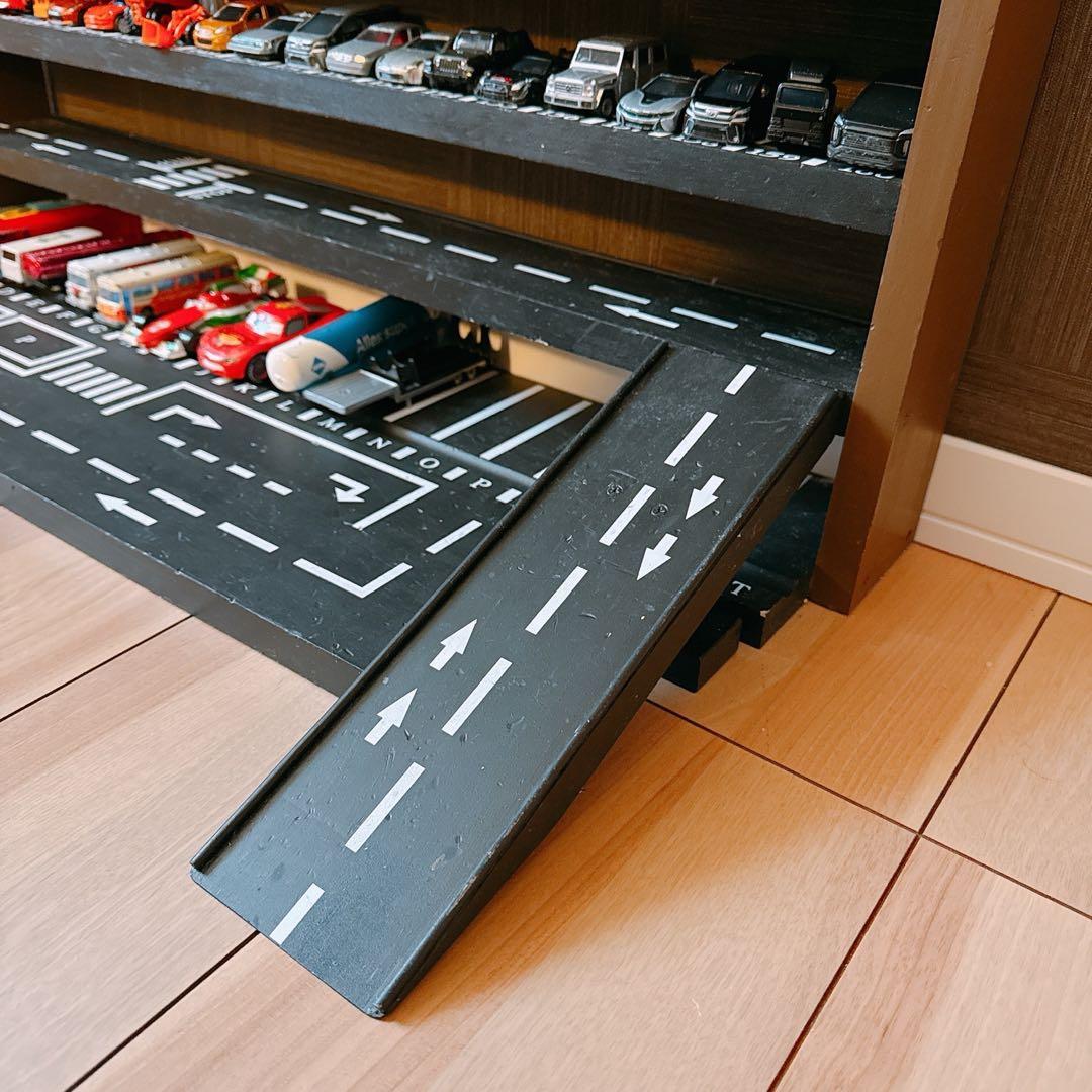10段 トミカ&ミニカー見せる収納棚【駐車場・道路柄 溝あり】オーダーメイド
